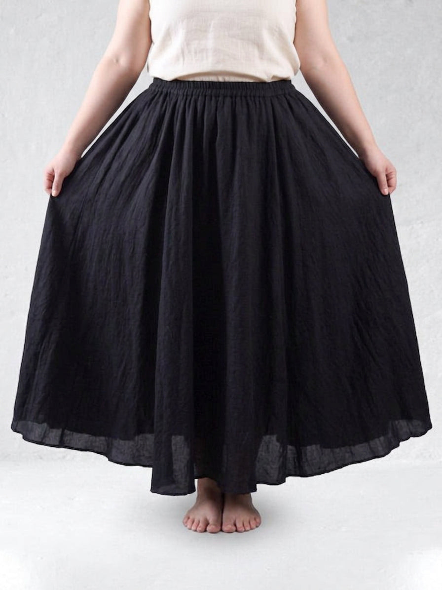 Shiny pearl skirt - Effortless movement - Plus size model