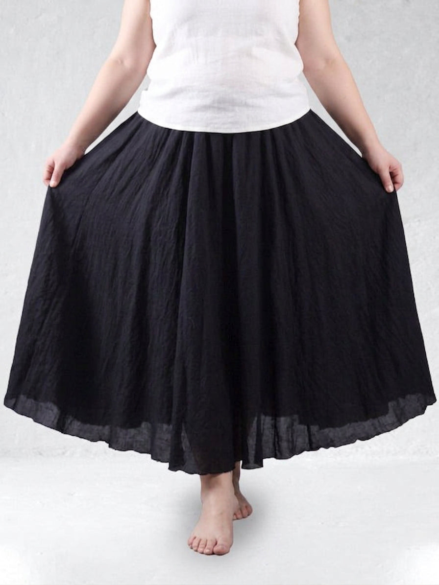 The Eva Brise Skirt - Plus size model