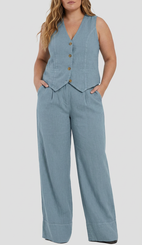 Aira – Co-ord Set Elegant Two-Piece With Waistcoat & Trousers Wide-Leg - Plus size model