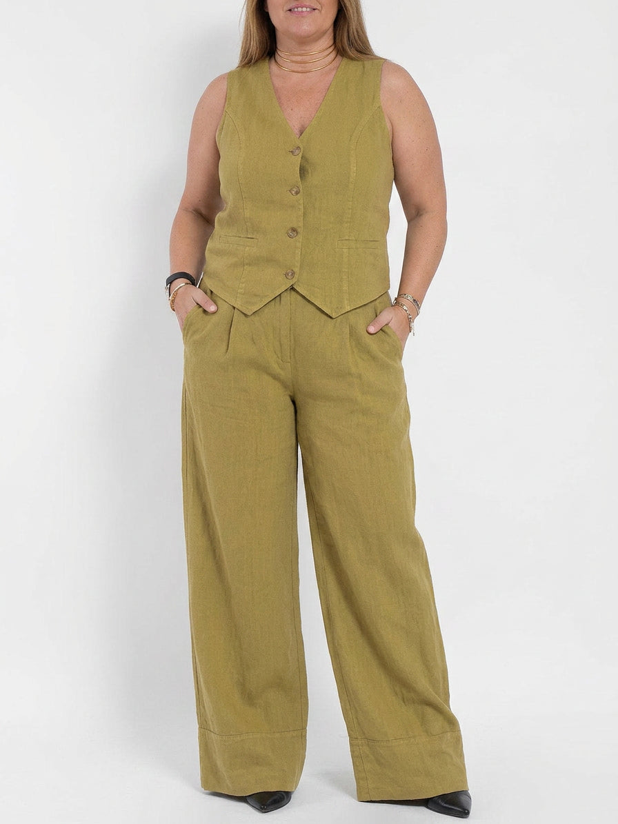 Aira – Co-ord Set Elegant Two-Piece With Waistcoat & Trousers Wide-Leg - Plus size model