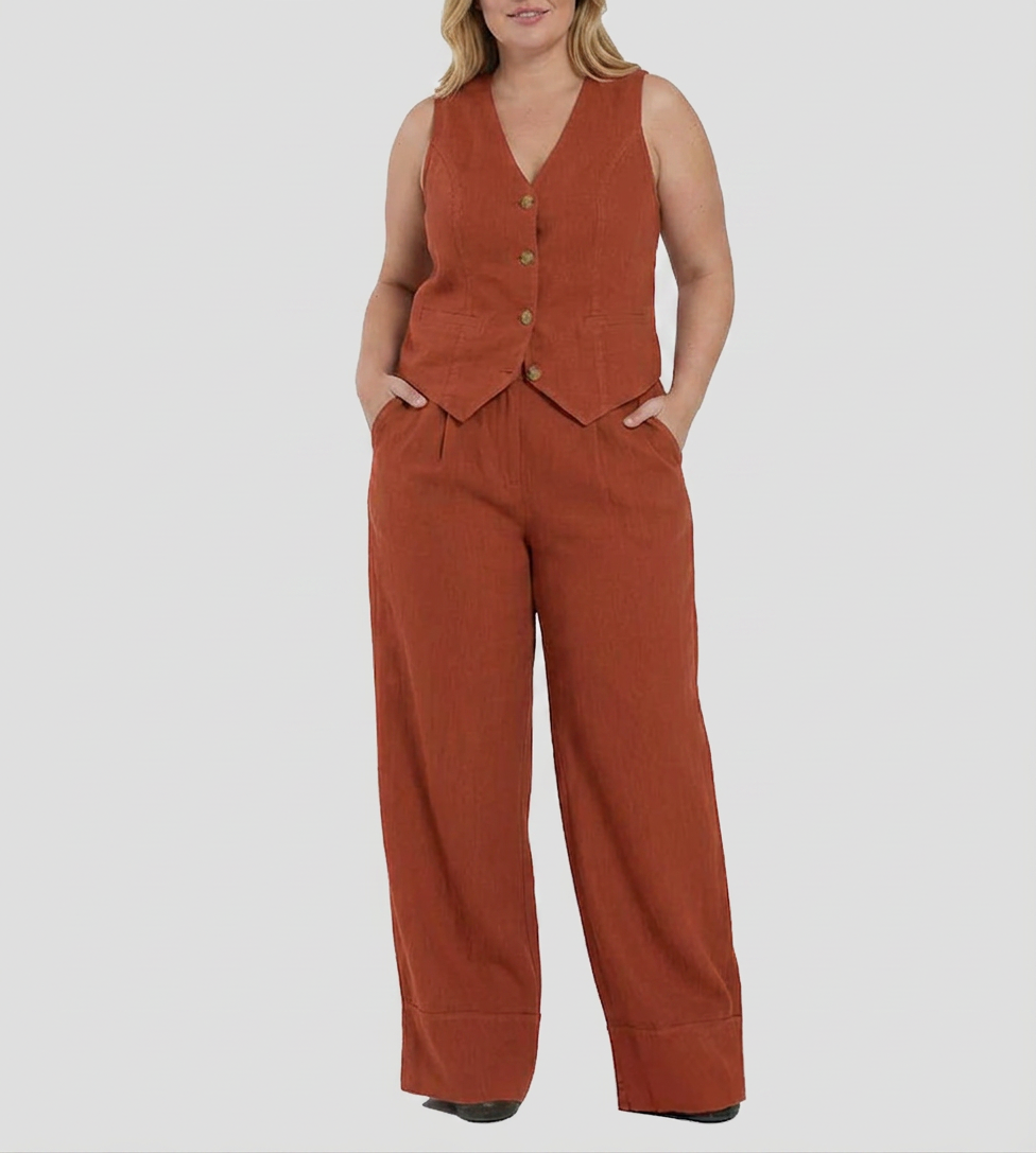 Aira – Co-ord Set Elegant Two-Piece With Waistcoat & Trousers Wide-Leg - Plus size model