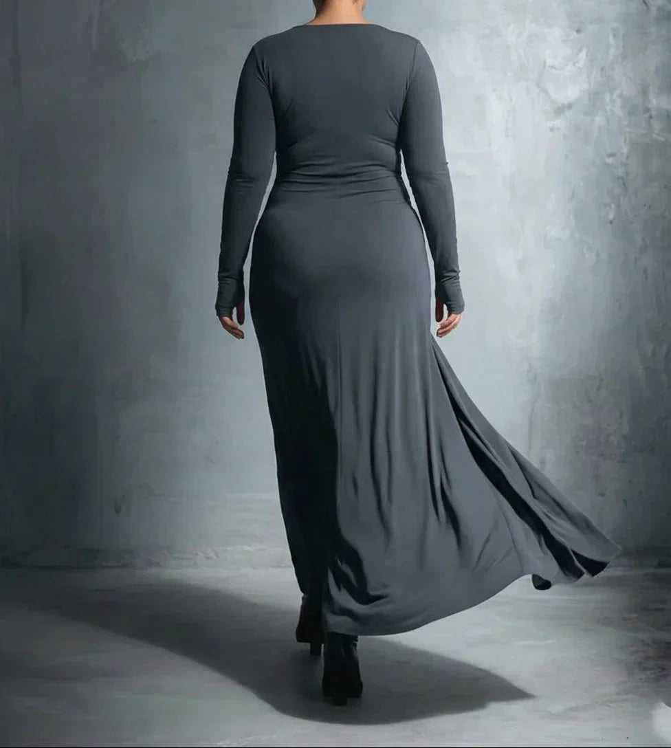 Naiara ❘ Maxi dress with side knot - Plus size model