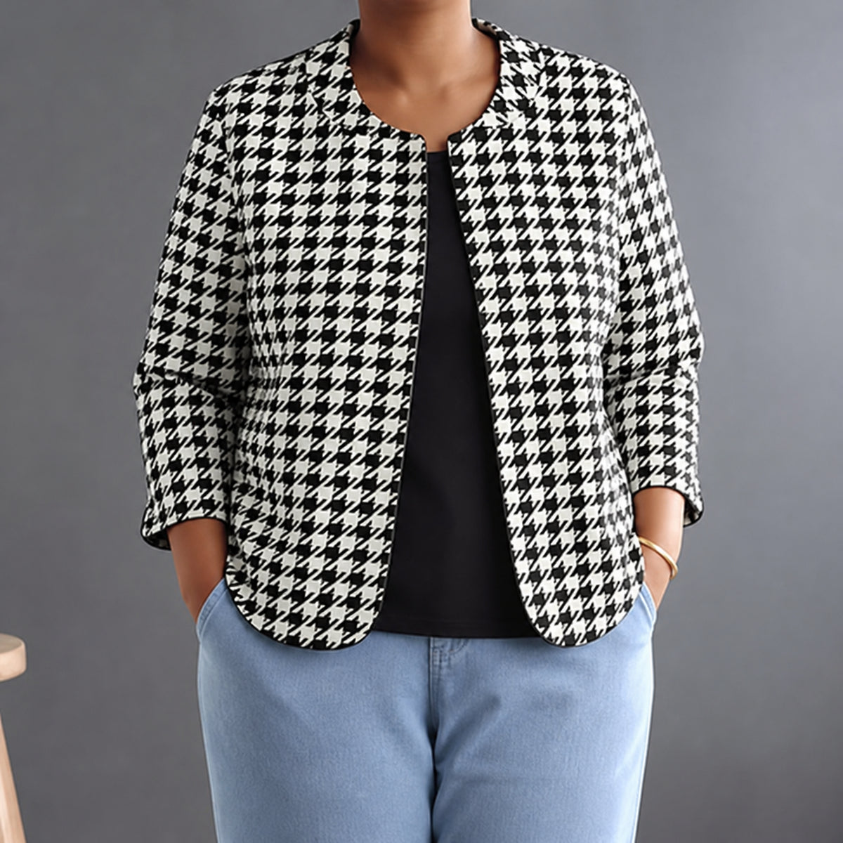 Donna | Houndstooth Point-Collar Button Blouse - Plus size model