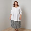 Farah┃Solid color, casual tunic with buttons - Plus size model
