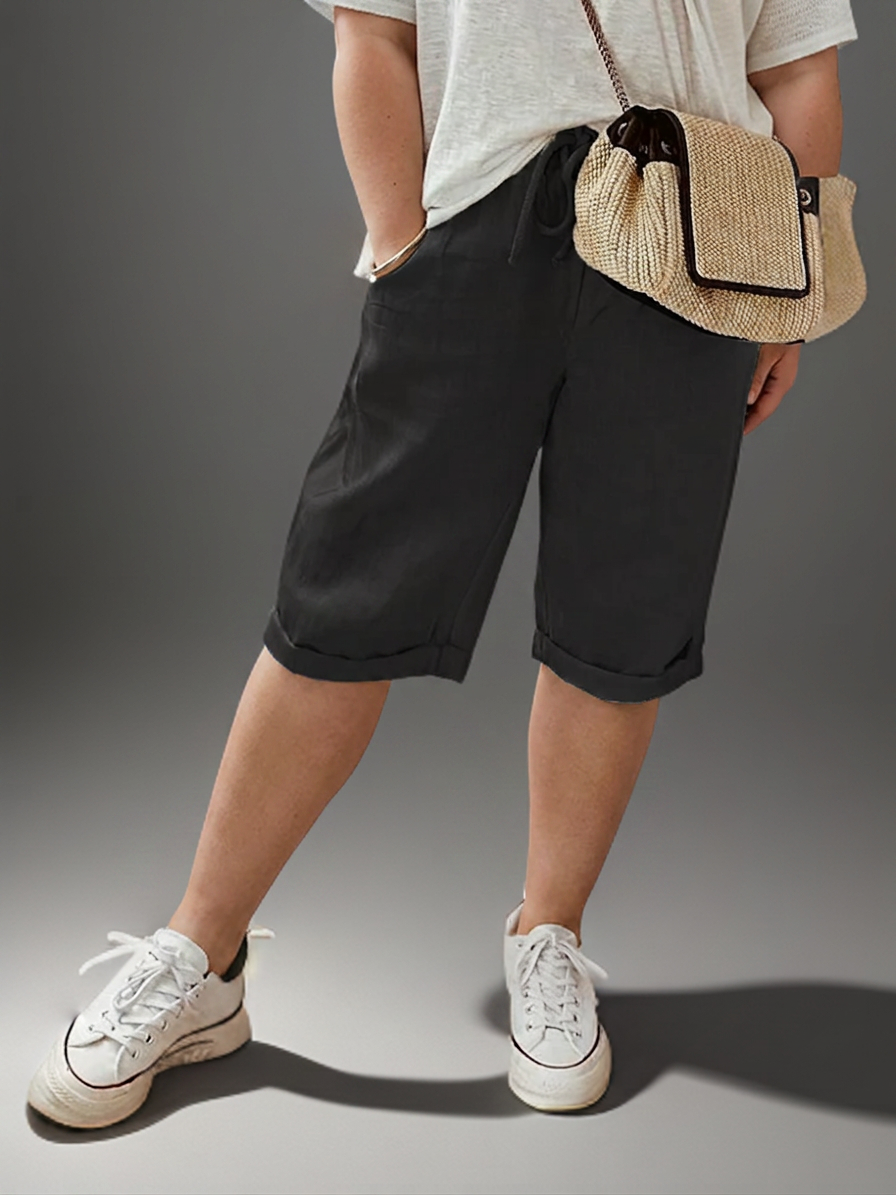 Beatrice | Trousers with drawstring and side pockets - Plus size model