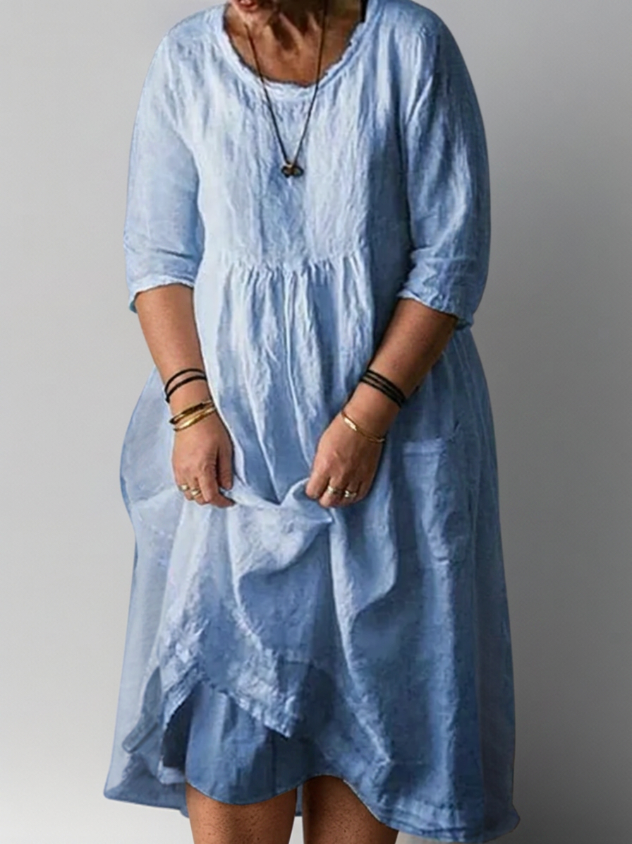 Carolien | Long dress with loose round neckline - Plus size model