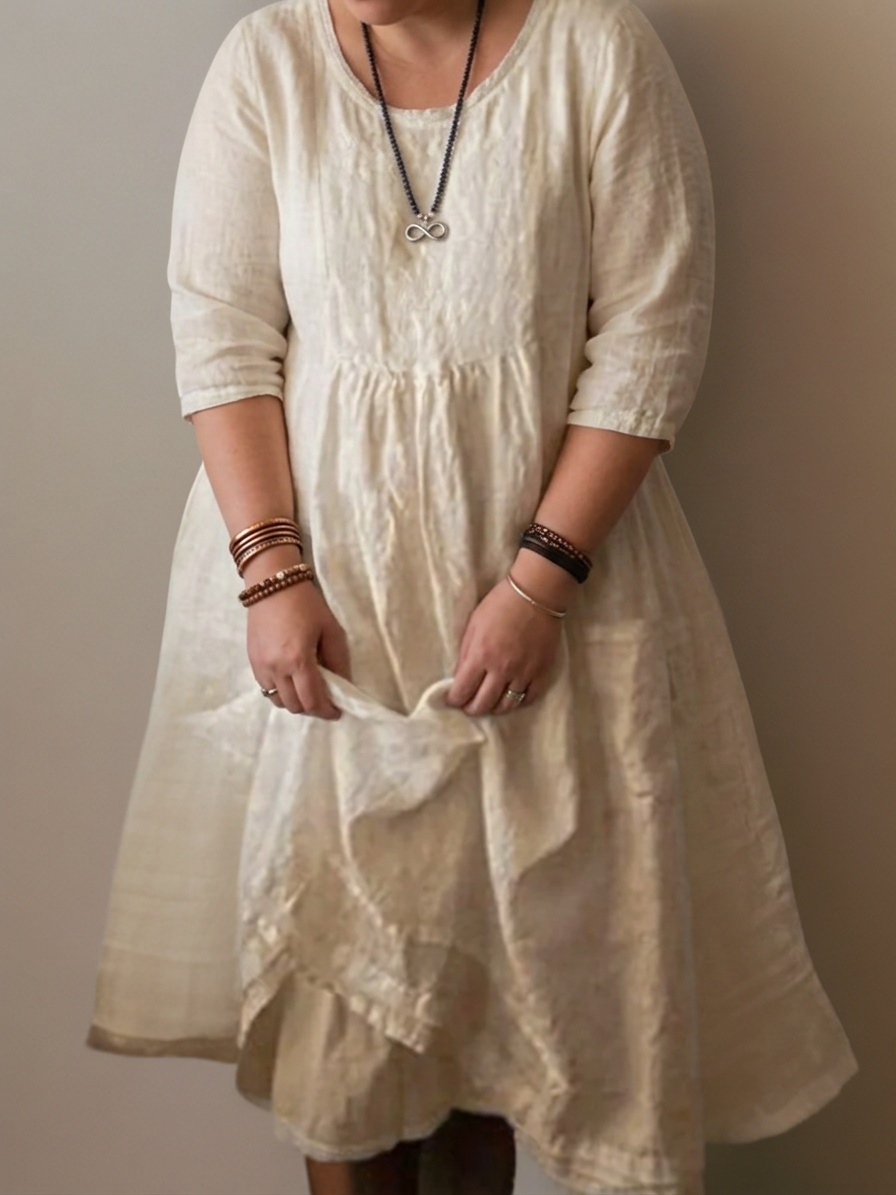 Carolien | Long dress with loose round neckline - Plus size model
