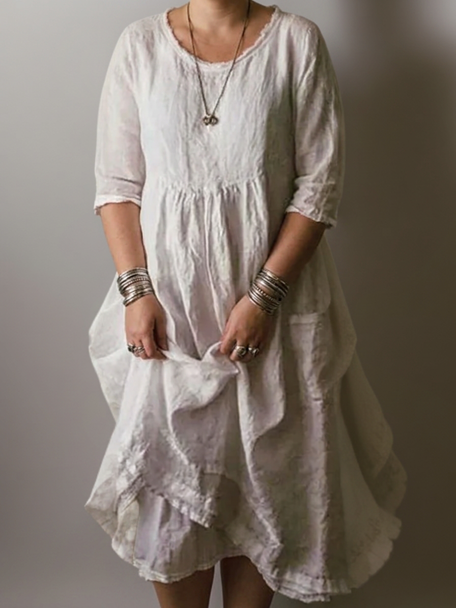 Carolien | Long dress with loose round neckline - Plus size model