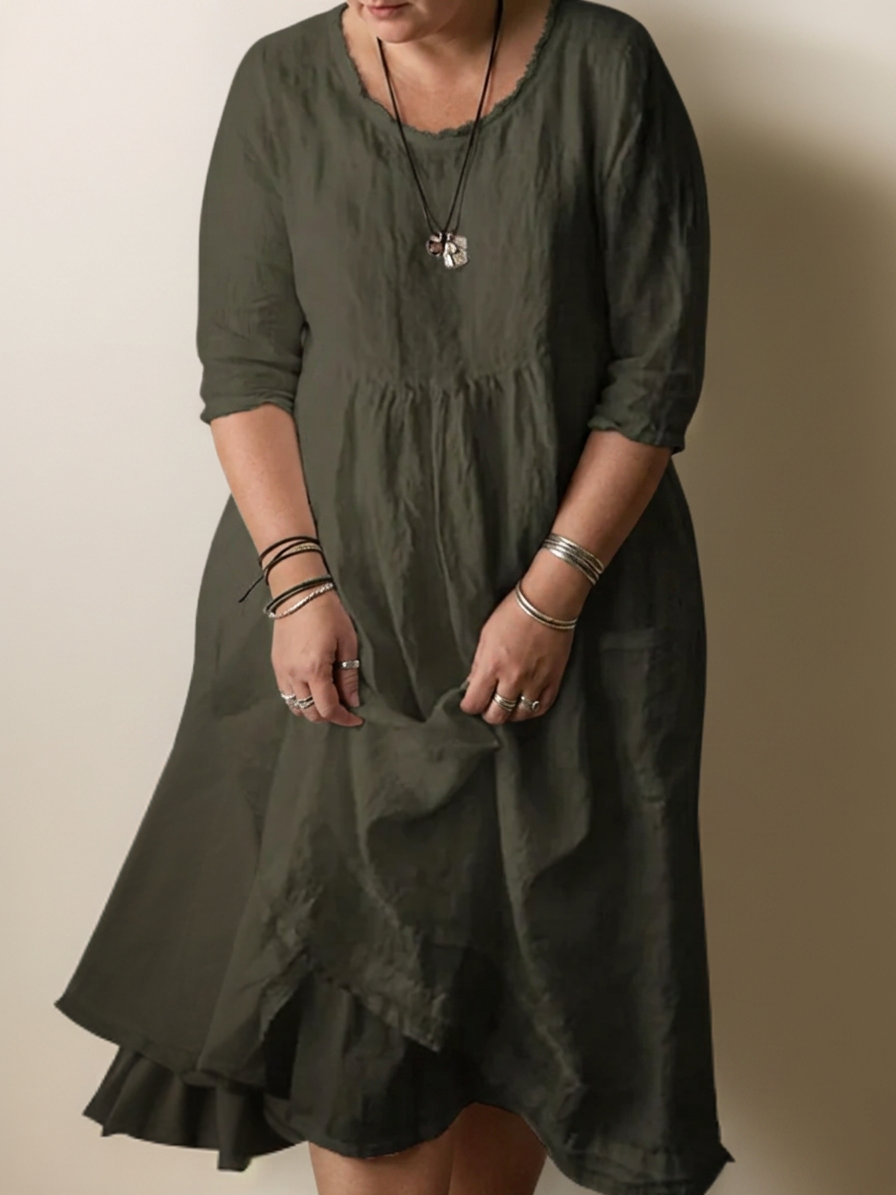 Carolien | Long dress with loose round neckline - Plus size model