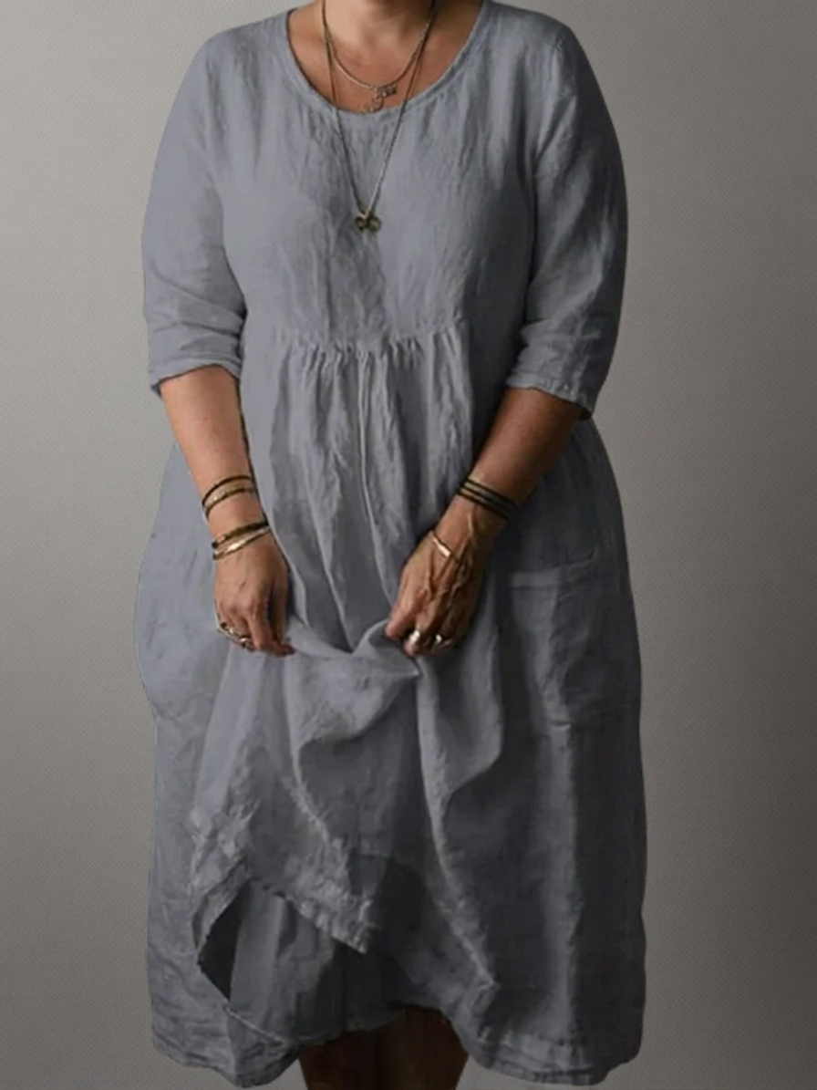Carolien | Long dress with loose round neckline - Plus size model