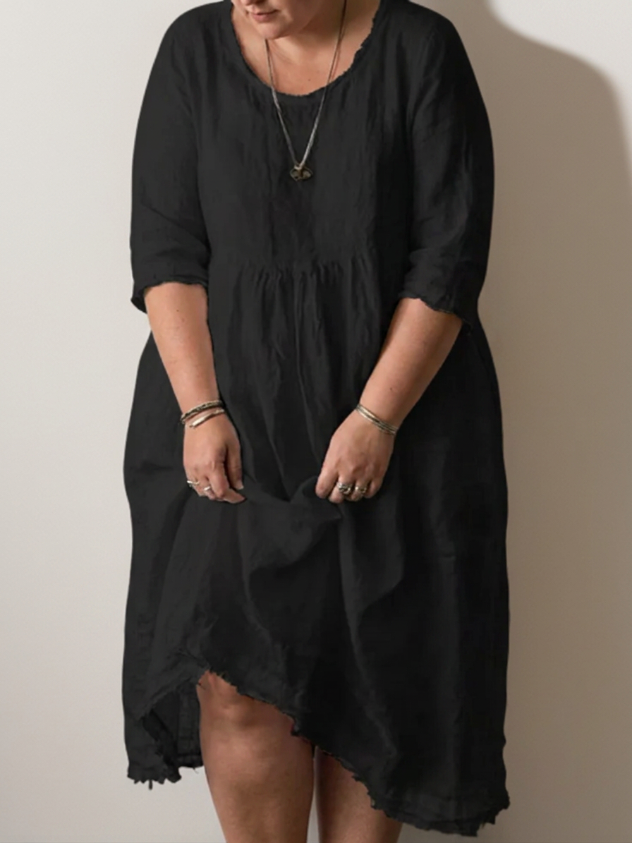 Carolien | Long dress with loose round neckline - Plus size model