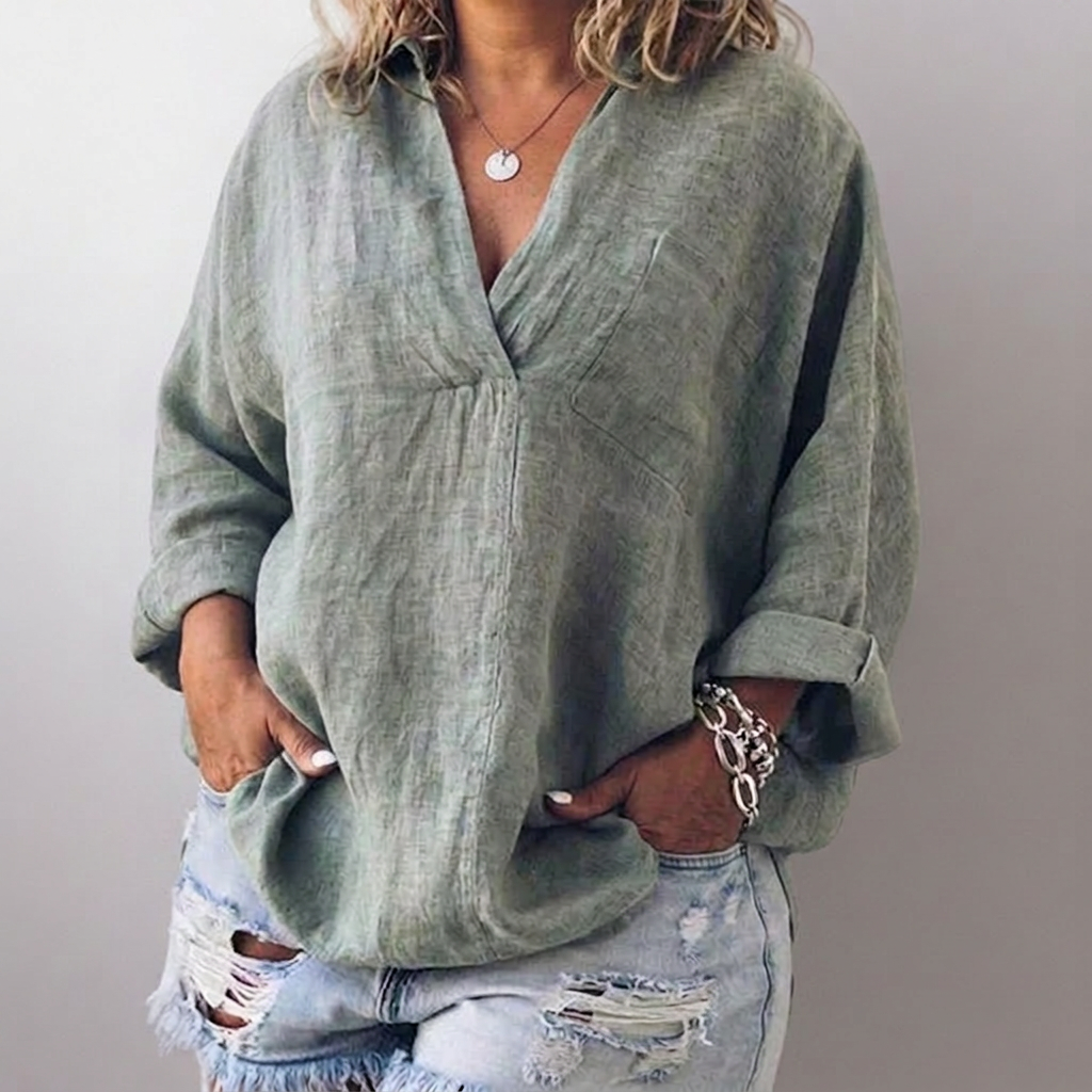 Lorie┃Comfortable long-sleeved shirt with V-neck - Plus size model