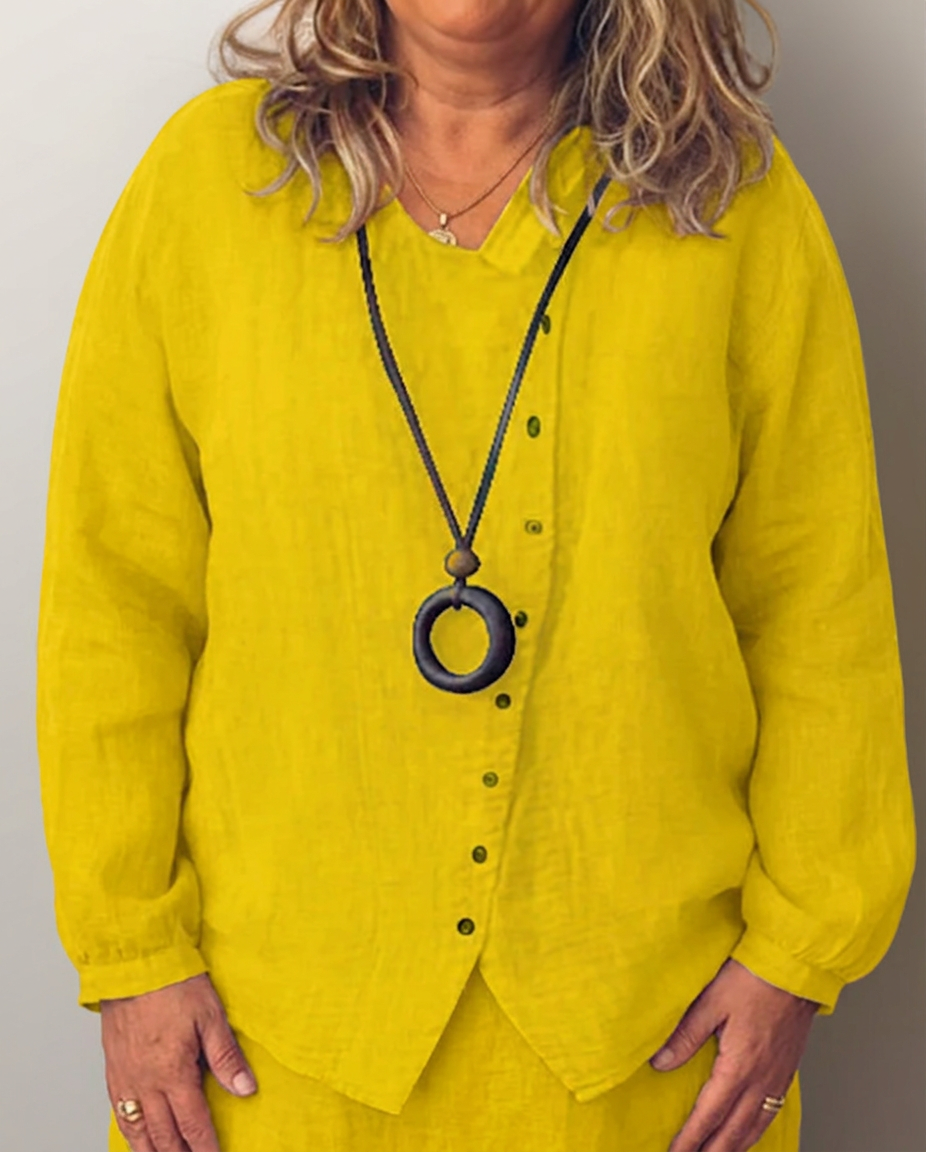 Olivia┃Long sleeve shirt with buttons - Plus size model
