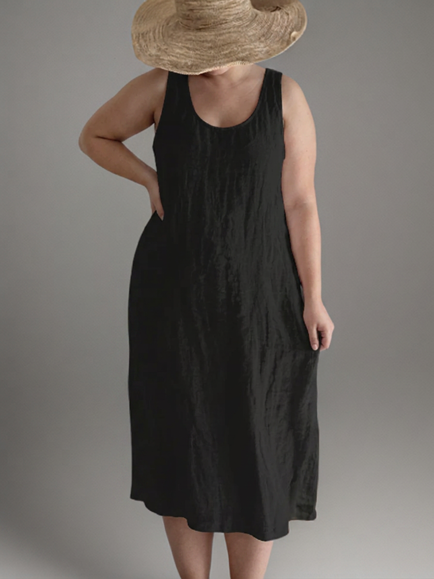 Daniella | Elegant sleeveless maxi dress - Plus size model
