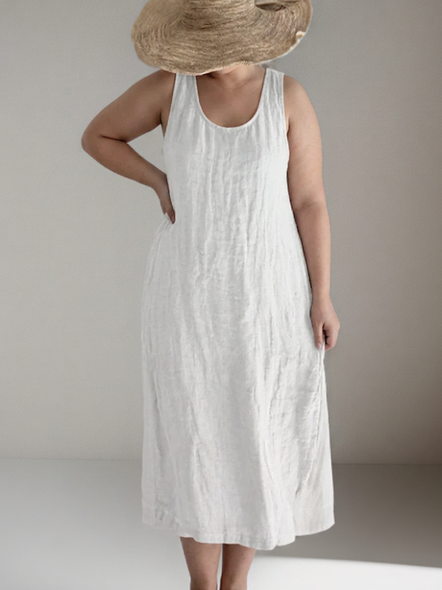 Daniella | Elegant sleeveless maxi dress - Plus size model