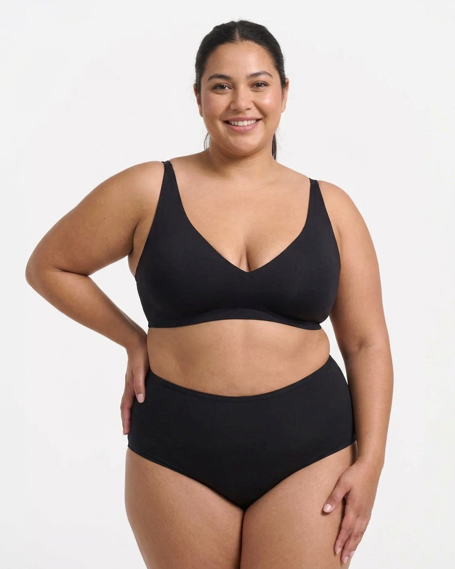 Seamless Gel Bra - Plus size model