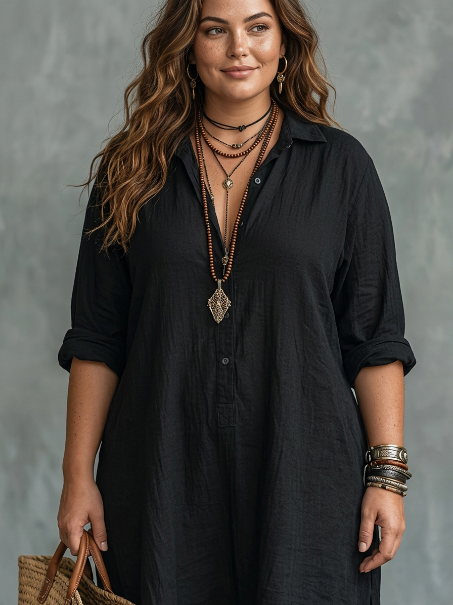 Soline™ | Maxi black fitted dress with buttons - Plus size model