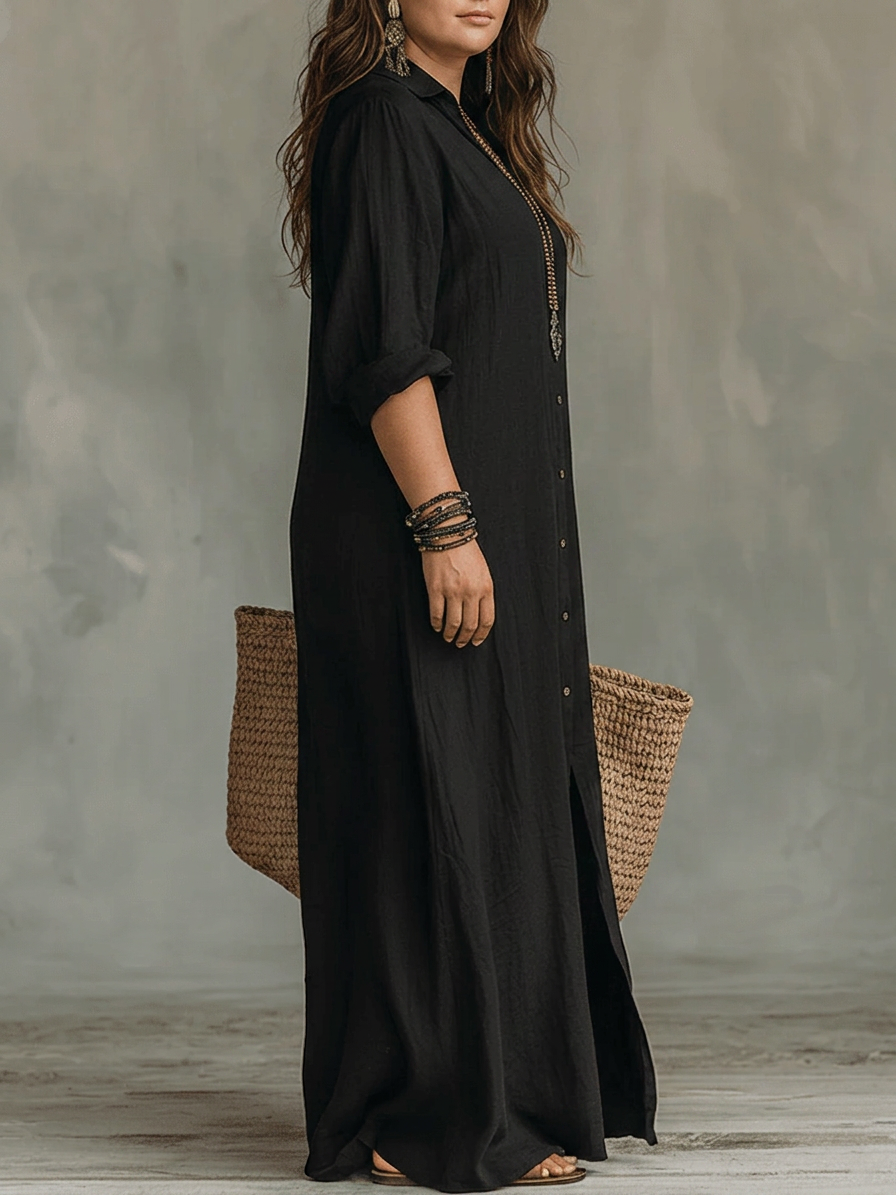 Soline™ | Maxi black fitted dress with buttons - Plus size model