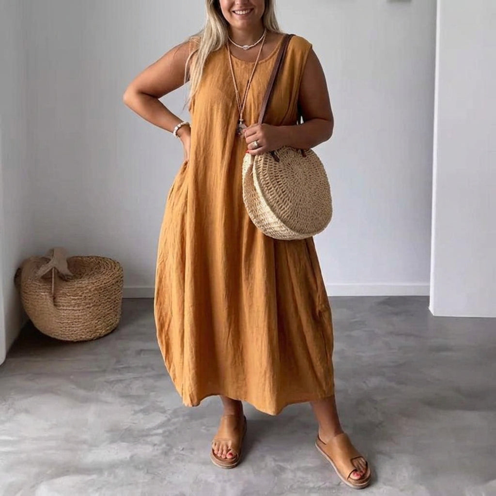 Amaris - Relaxed Sleeveless Dress - Plus size model