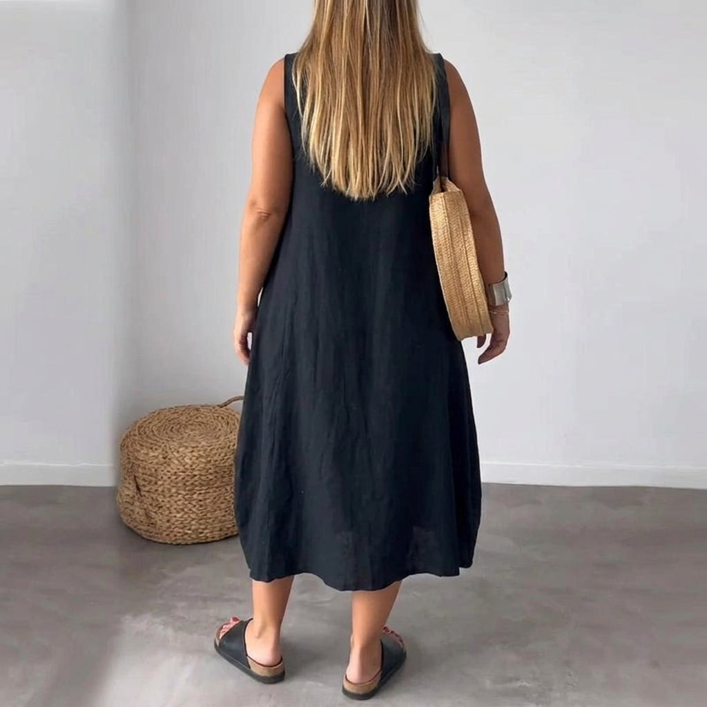 Amaris - Relaxed Sleeveless Dress - Plus size model