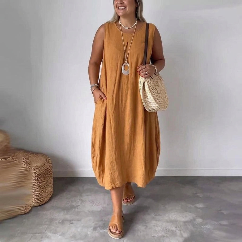 Amaris - Relaxed Sleeveless Dress - Plus size model