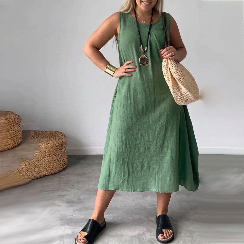 Amaris - Relaxed Sleeveless Dress - Plus size model