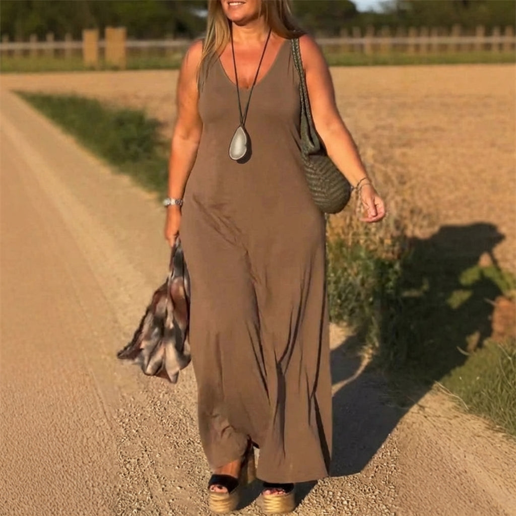 Selma - Casual Sleeveless Dress - Plus size model