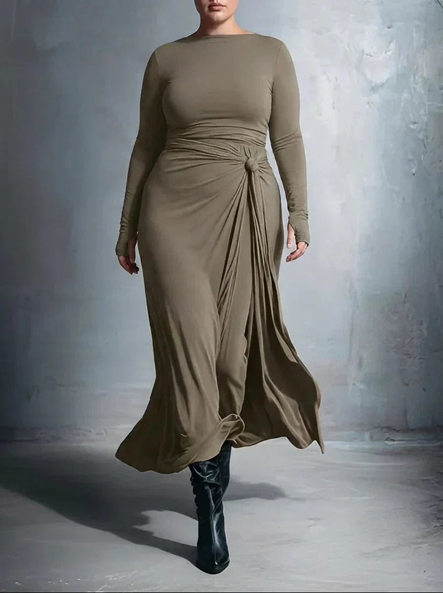Naiara ❘ Maxi dress with side knot - Plus size model