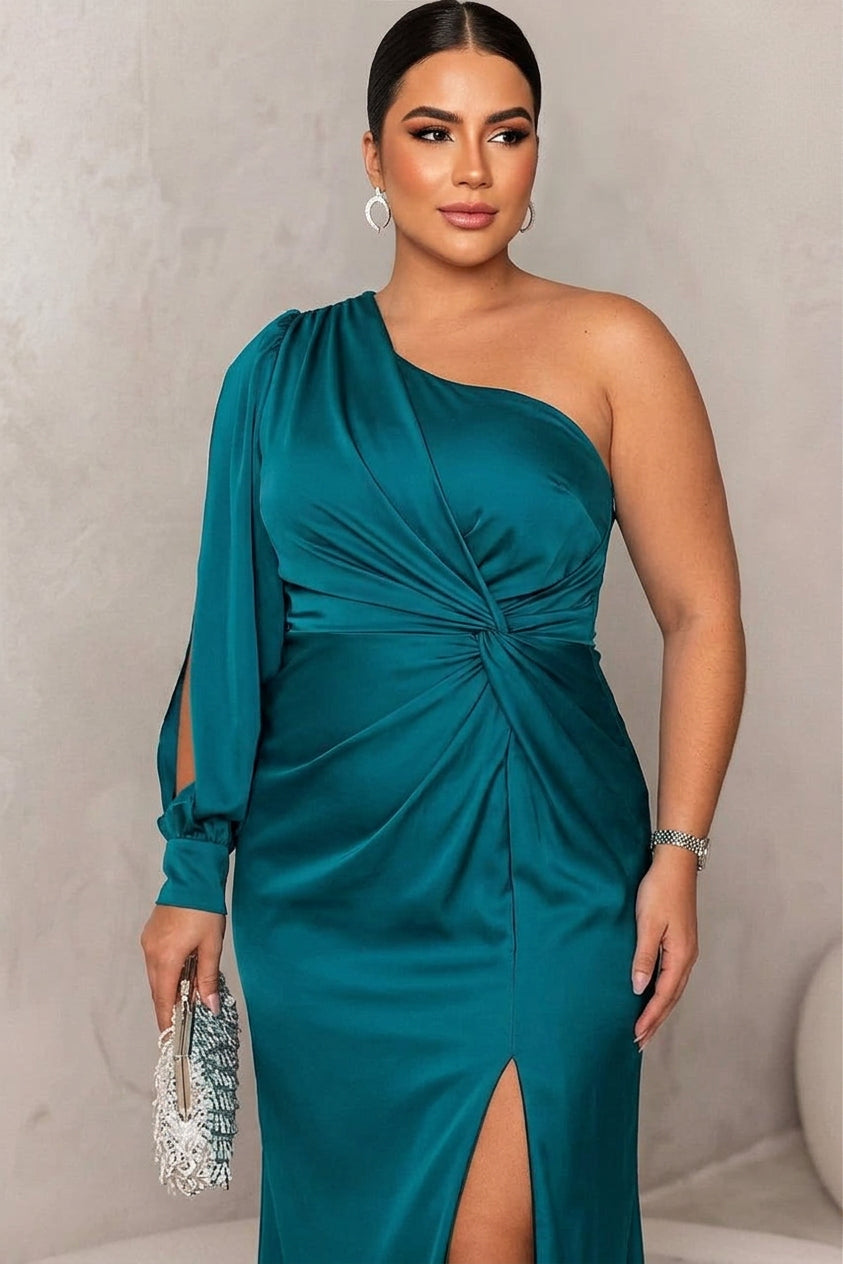 Sofia | Elegant Dress - Plus size model