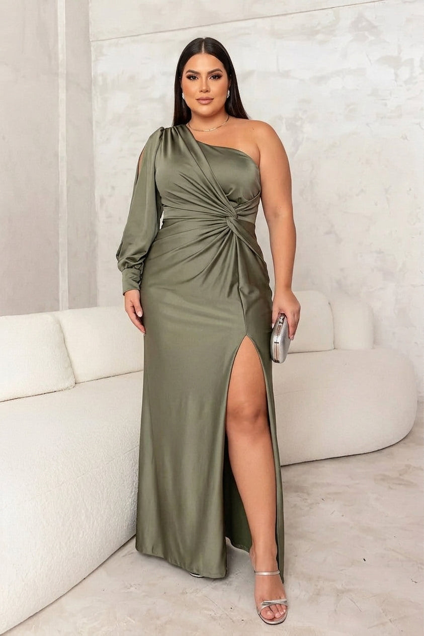 Sofia | Elegant Dress - Plus size model